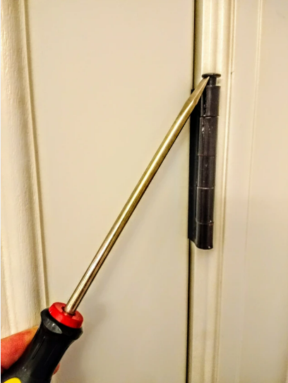 Stuck hinge pin