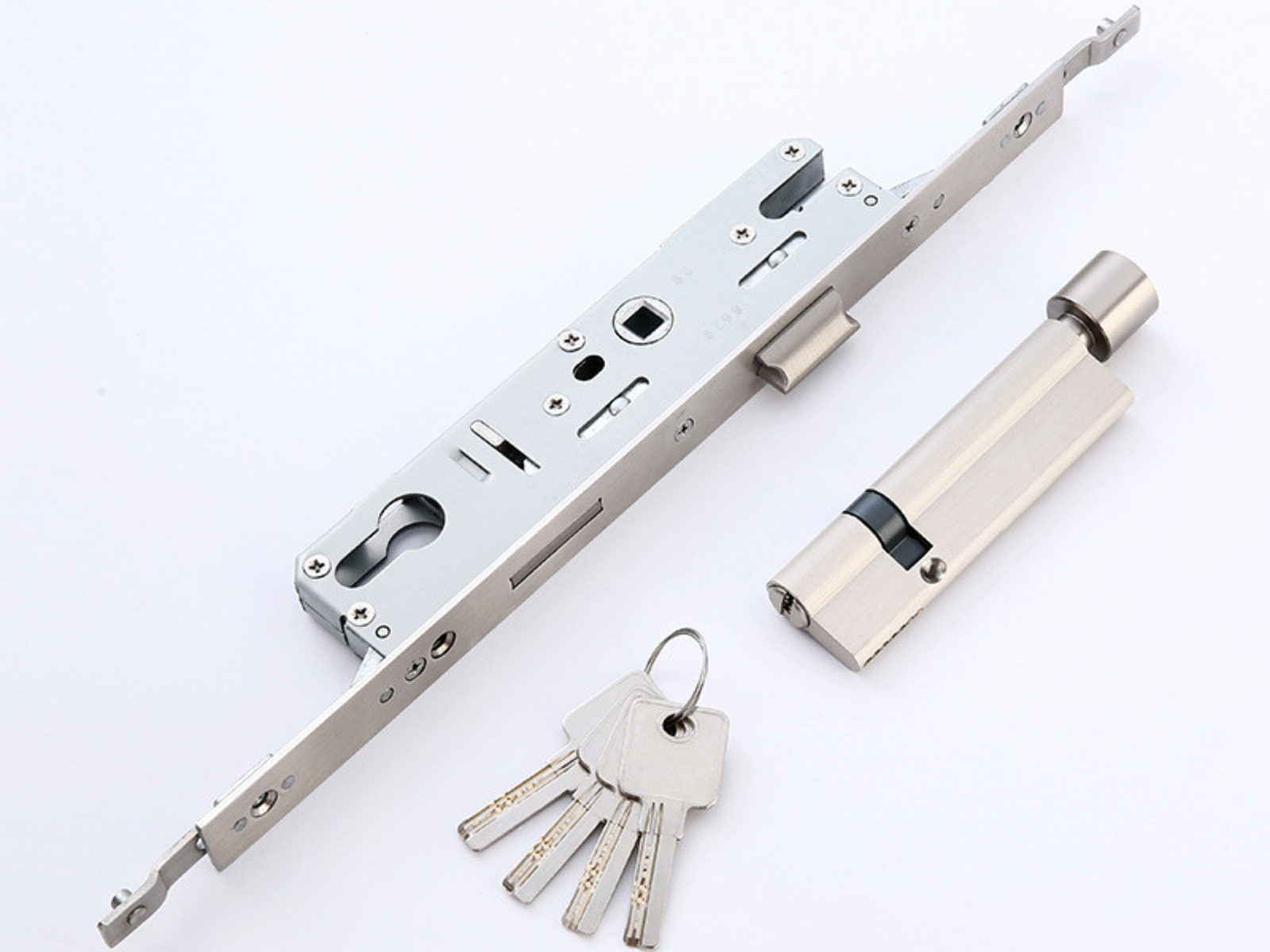 automatic 3 point locking system engaging when door closes