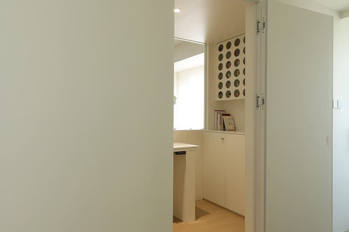 180 degree opening door hinge meaning