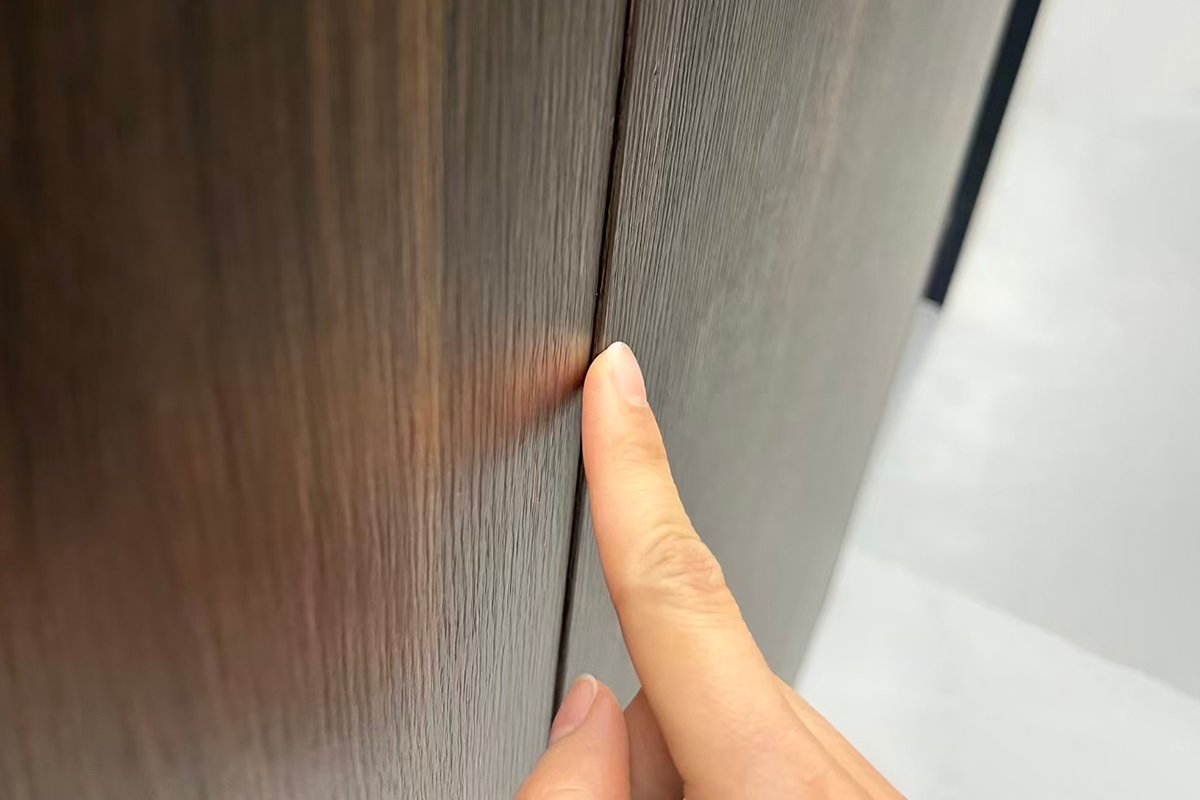 Benefits of Concealed Door Hinges alt with keywords