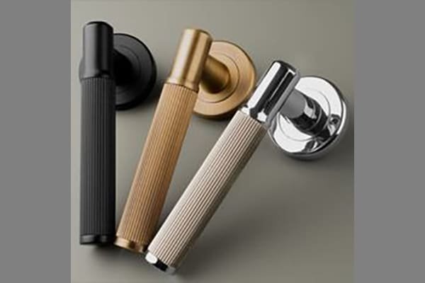 switch a door handle measurement points for spindle screws and door thickness