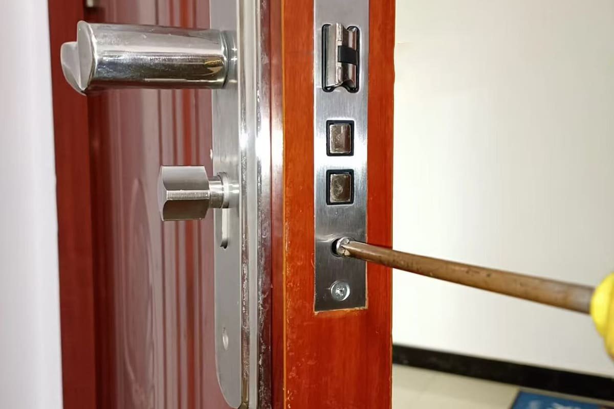 How to install door locks with latch and cylinder alignment how to install door locks with latch direction and cylinder alignment